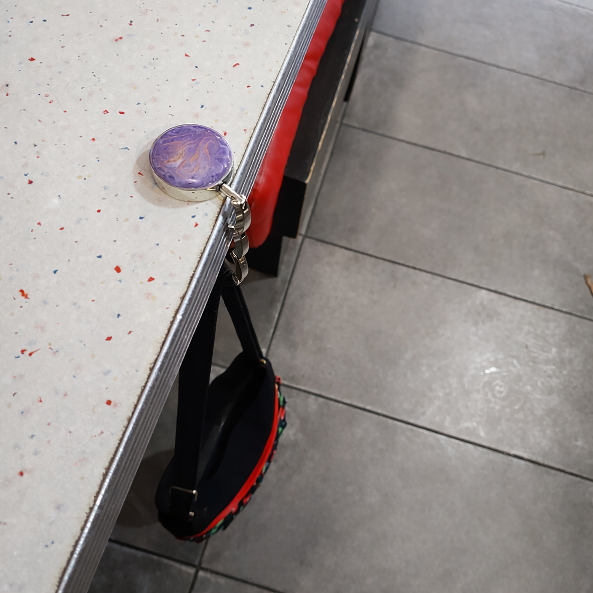 Porte-sac motif marbrure en résine époxy - Suppport pliable – Image 8
